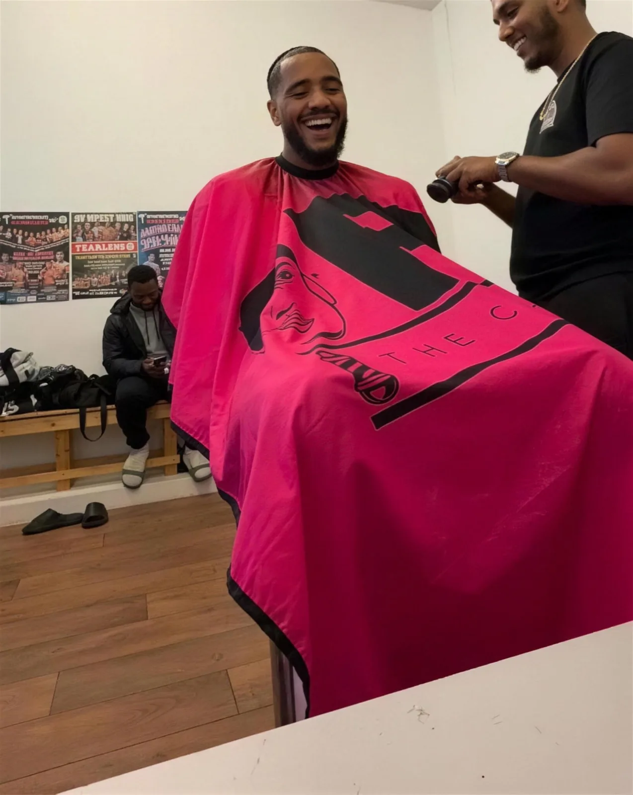 Fajjaaz aan het werk in de shop