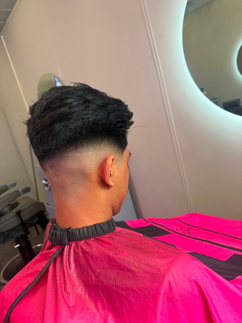 Close-up van een strakke fade in de shop